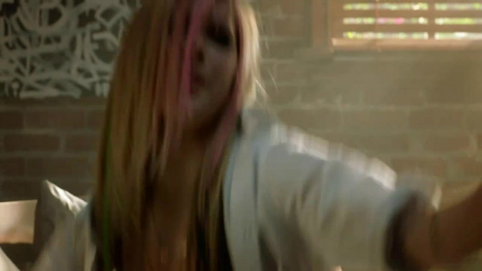 Avril Lavigne - What The Hell_youtube_original 0438