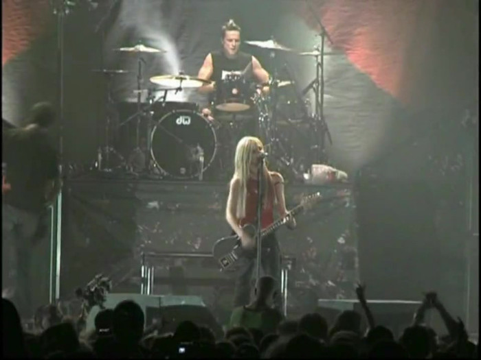 Bonez Tour Documentary [HD] Part2 - Avril Lavigne 2142 - Avril - Lavigne - 2008 - Bonez - Tour - Documentary - oo5