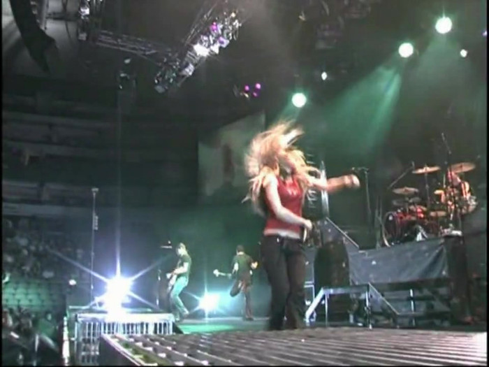 Bonez Tour Documentary [HD] Part2 - Avril Lavigne 1148 - Avril - Lavigne - 2008 - Bonez - Tour - Documentary - oo3