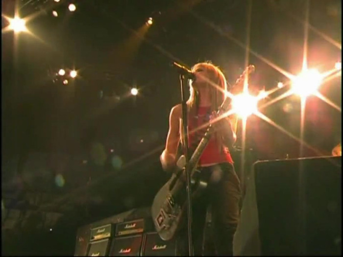 Bonez Tour Documentary [HD] Part2 - Avril Lavigne 1227 - Avril - Lavigne - 2008 - Bonez - Tour - Documentary - oo3