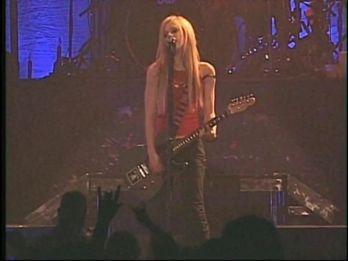 Bonez Tour Documentary [HD] Part2 - Avril Lavigne 1721 - Avril - Lavigne - 2008 - Bonez - Tour - Documentary - oo4