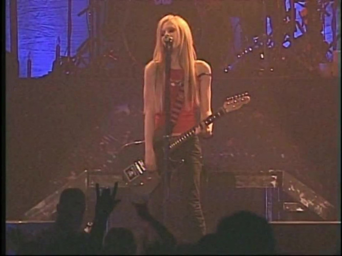 Bonez Tour Documentary [HD] Part2 - Avril Lavigne 1722 - Avril - Lavigne - 2008 - Bonez - Tour - Documentary - oo4