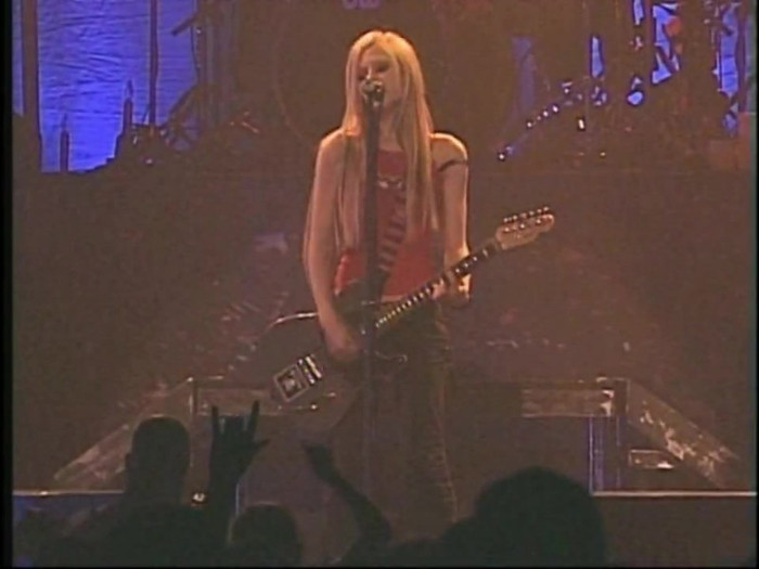 Bonez Tour Documentary [HD] Part2 - Avril Lavigne 1723 - Avril - Lavigne - 2008 - Bonez - Tour - Documentary - oo4