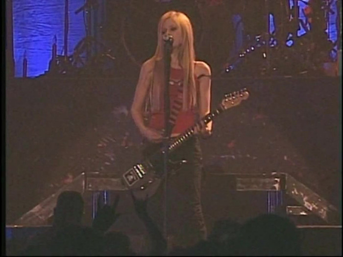 Bonez Tour Documentary [HD] Part2 - Avril Lavigne 1738 - Avril - Lavigne - 2008 - Bonez - Tour - Documentary - oo4
