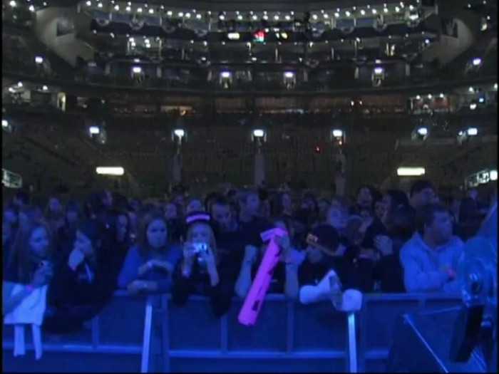 Bonez Tour Documentary [HD] Part2 - Avril Lavigne 0354