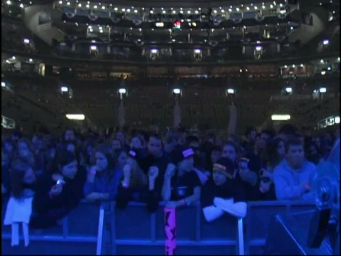 Bonez Tour Documentary [HD] Part2 - Avril Lavigne 0358