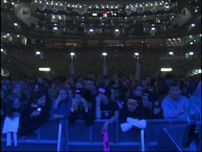 Bonez Tour Documentary [HD] Part2 - Avril Lavigne 0359