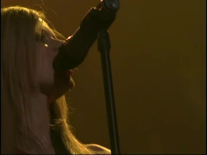 Bonez Tour Documentary [HD] Part2 - Avril Lavigne 2498 - Avril - Lavigne - 2008 - Bonez - Tour - Documentary - oo5