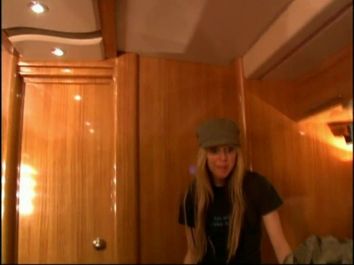 Bonez Tour Documentary [HD] Part2 - Avril Lavigne 5019