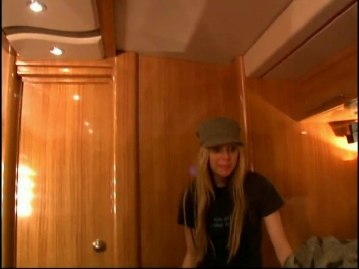 Bonez Tour Documentary [HD] Part2 - Avril Lavigne 5020