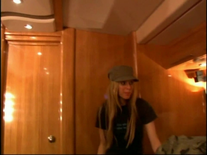 Bonez Tour Documentary [HD] Part2 - Avril Lavigne 5024