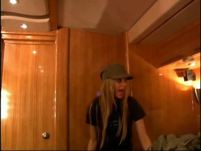 Bonez Tour Documentary [HD] Part2 - Avril Lavigne 5028