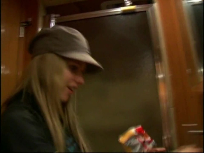 Bonez Tour Documentary [HD] Part2 - Avril Lavigne 5045