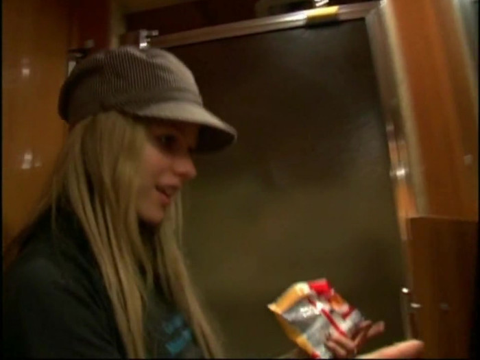 Bonez Tour Documentary [HD] Part2 - Avril Lavigne 5048