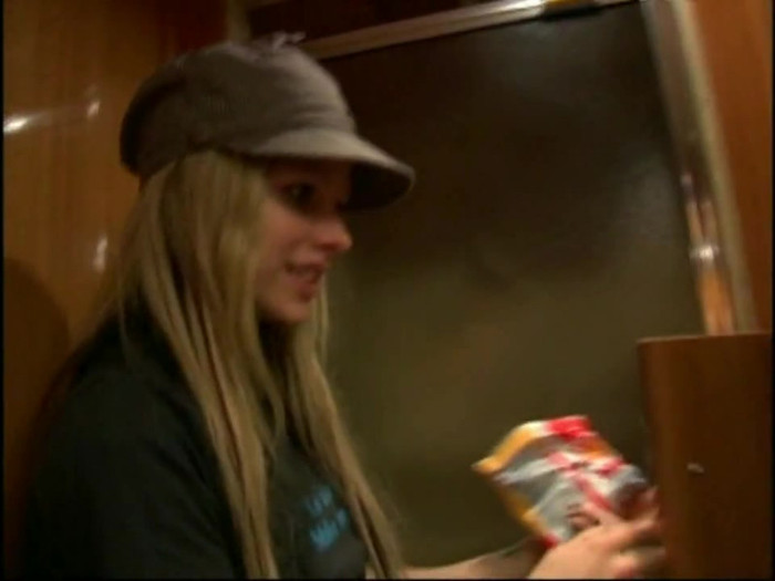 Bonez Tour Documentary [HD] Part2 - Avril Lavigne 5052