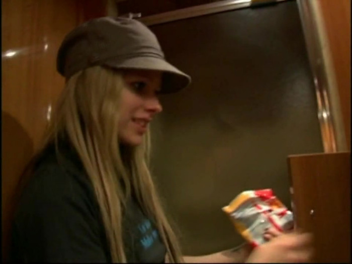 Bonez Tour Documentary [HD] Part2 - Avril Lavigne 5053