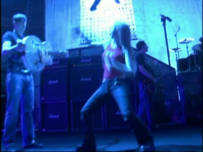 Bonez Tour Documentary [HD] Part2 - Avril Lavigne 3160