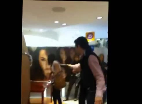 DEMI LOVATO IN ITALY 31-03-12 0003