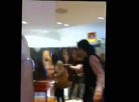 DEMI LOVATO IN ITALY 31-03-12 0006