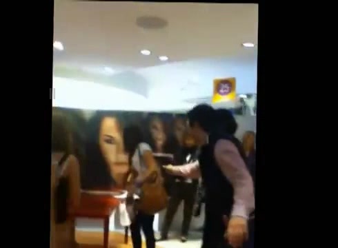 DEMI LOVATO IN ITALY 31-03-12 0010