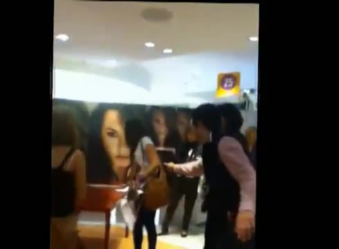 DEMI LOVATO IN ITALY 31-03-12 0013