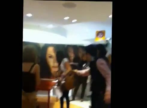 DEMI LOVATO IN ITALY 31-03-12 0014