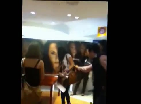 DEMI LOVATO IN ITALY 31-03-12 0018