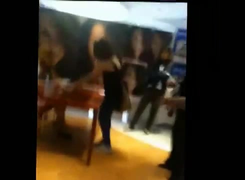 DEMI LOVATO IN ITALY 31-03-12 0100