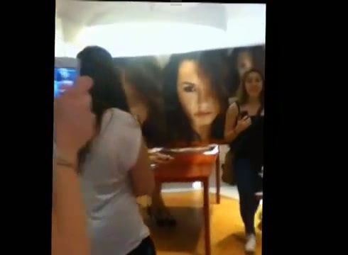 DEMI LOVATO IN ITALY 31-03-12 0281