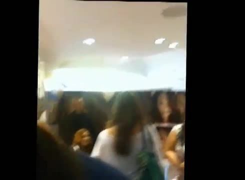 DEMI LOVATO IN ITALY 31-03-12 0615