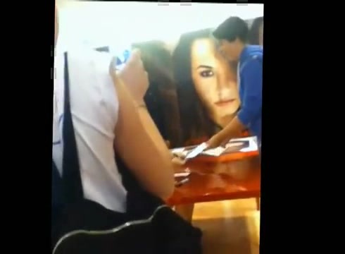 DEMI LOVATO IN ITALY 31-03-12 0912