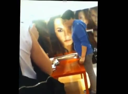 DEMI LOVATO IN ITALY 31-03-12 0941