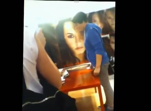 DEMI LOVATO IN ITALY 31-03-12 0942