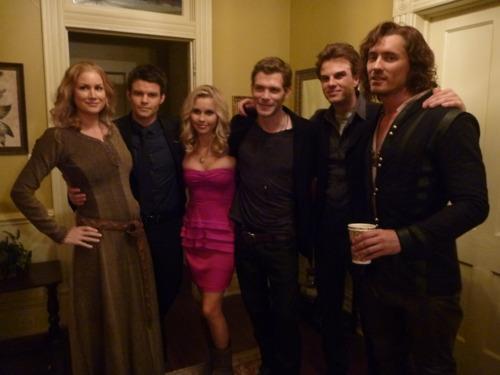 404358_318285448208689_126896860680883_786627_1926369222_n - The Vampire Diaries