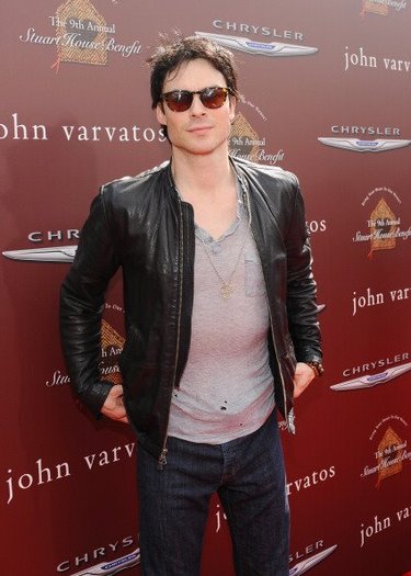 417751_325061917543054_265642223485024_874423_369871735_n - The Vampire Diaries