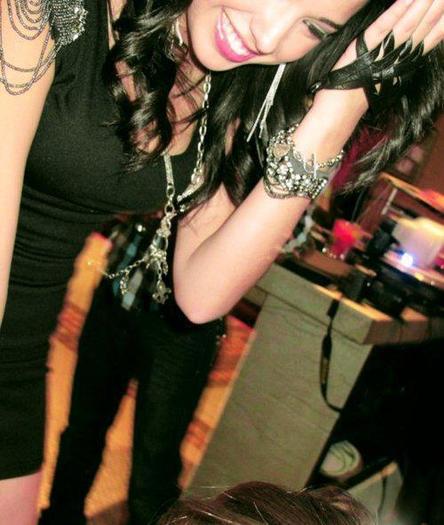 312743_101870769925765_100003085269571_12580_295670706_n - jasmine V3