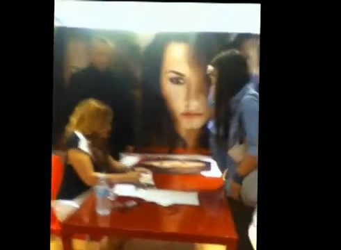 DEMI LOVATO IN ITALY 31-03-12 1404