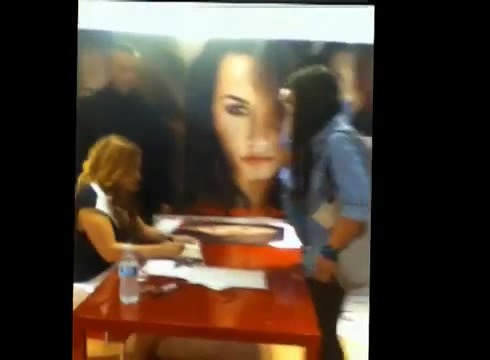 DEMI LOVATO IN ITALY 31-03-12 1406