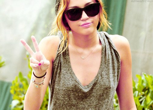 264366_100395996723591_100002595720064_1184_2153345_n - miley-cyrus 1
