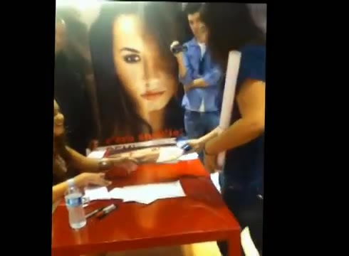 DEMI LOVATO IN ITALY 31-03-12 1515