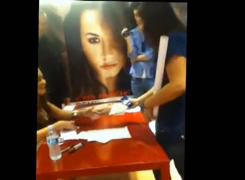 DEMI LOVATO IN ITALY 31-03-12 1516