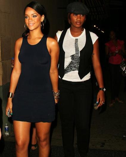 305591_299749733429064_148451948558844_729275_1368261679_n - Rihanna