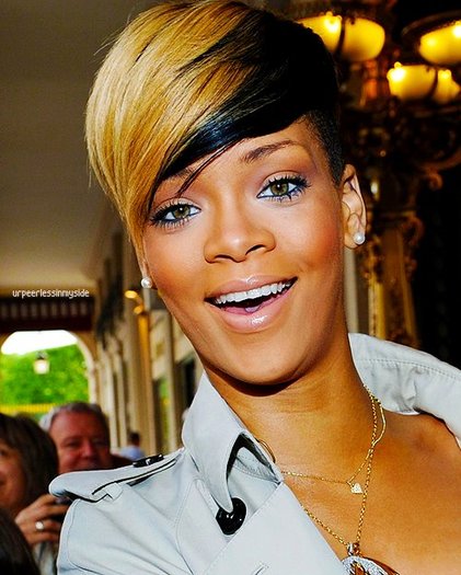 389738_293657810704923_148451948558844_713199_408294381_n - Rihanna