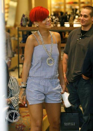 395618_273171739420197_148451948558844_663938_1508477070_n - Rihanna