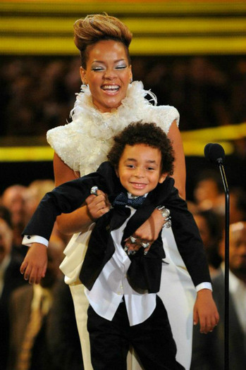 398585_269770373093667_148451948558844_656525_2089586861_n - Rihanna