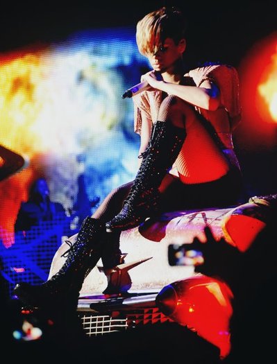 401004_269769703093734_148451948558844_656522_412540700_n - Rihanna