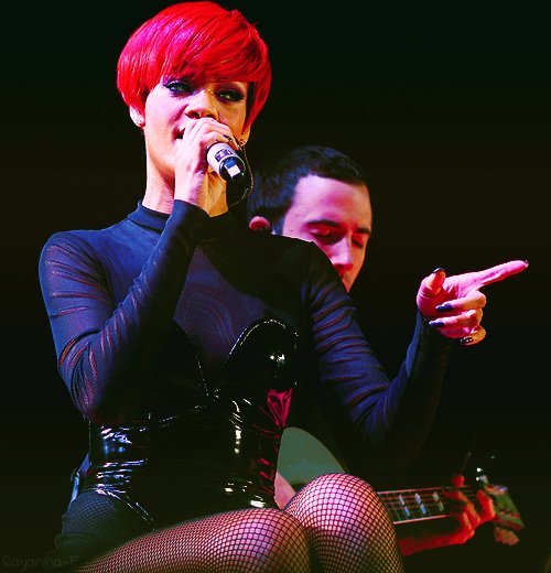 402023_279294385474599_148451948558844_678125_1954034913_n - Rihanna