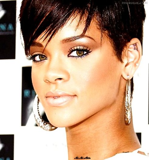 408994_251703018233736_148451948558844_616818_415204480_n - Rihanna