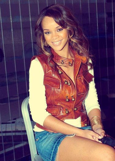 417107_264840243586680_148451948558844_645715_1241948229_n - Rihanna