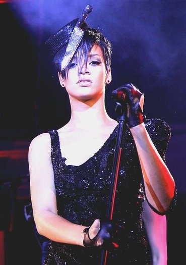 418225_272487032822001_148451948558844_662535_2064775147_n - Rihanna